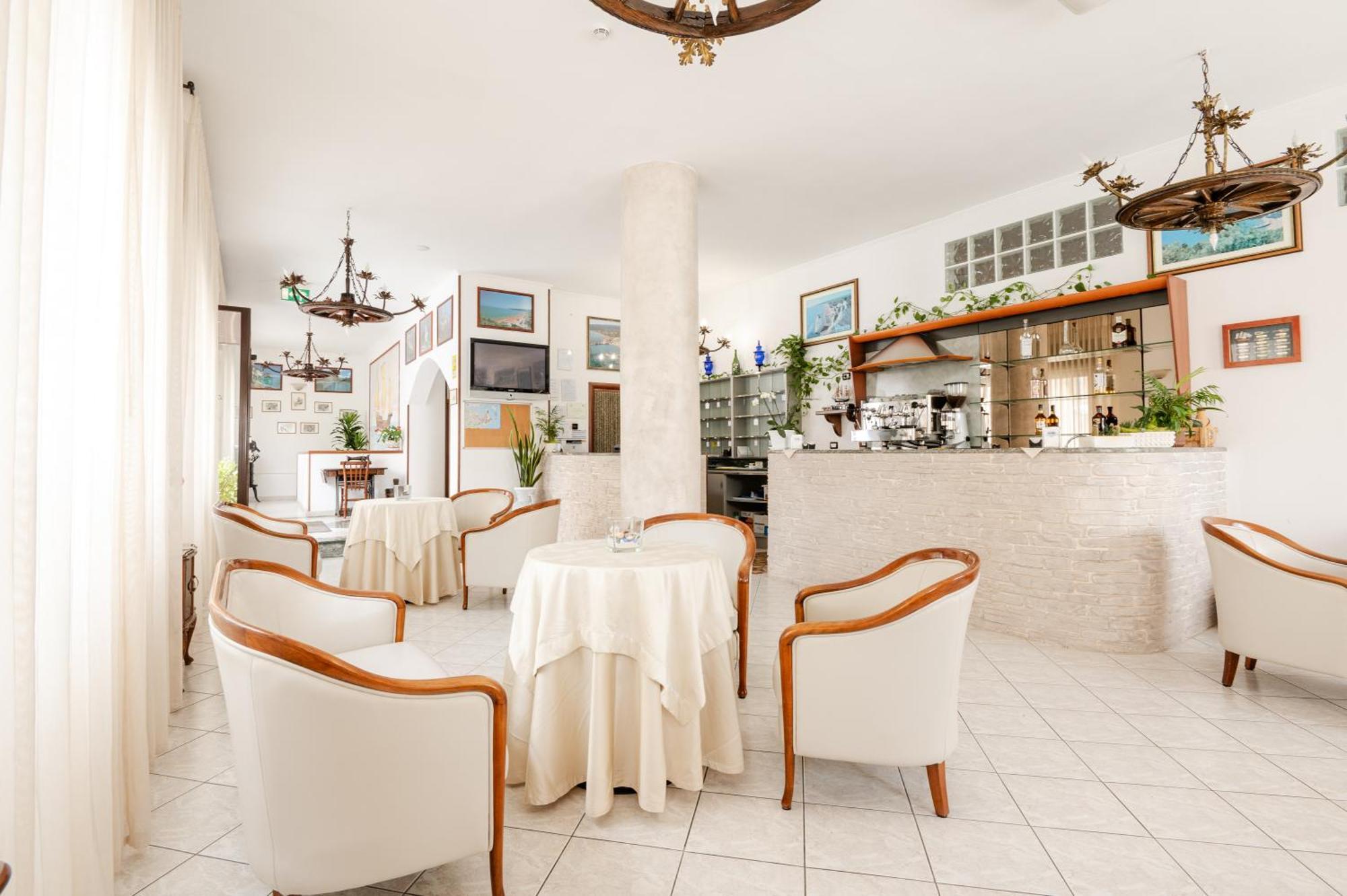Hotel La Caravella Вьесте Экстерьер фото